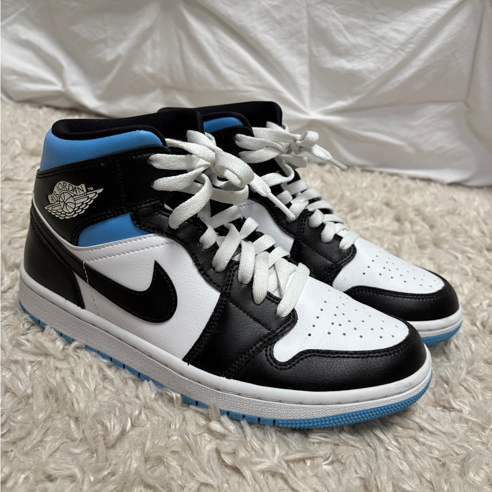 Womens Nike Air Jordan 1 Mid 'University Blue'